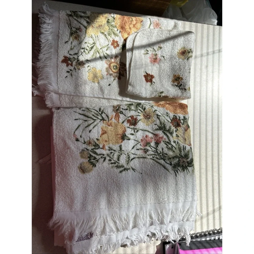 vintage cannon bath towels Lot. 5 brown and yellow floral. New.‎ Never used.